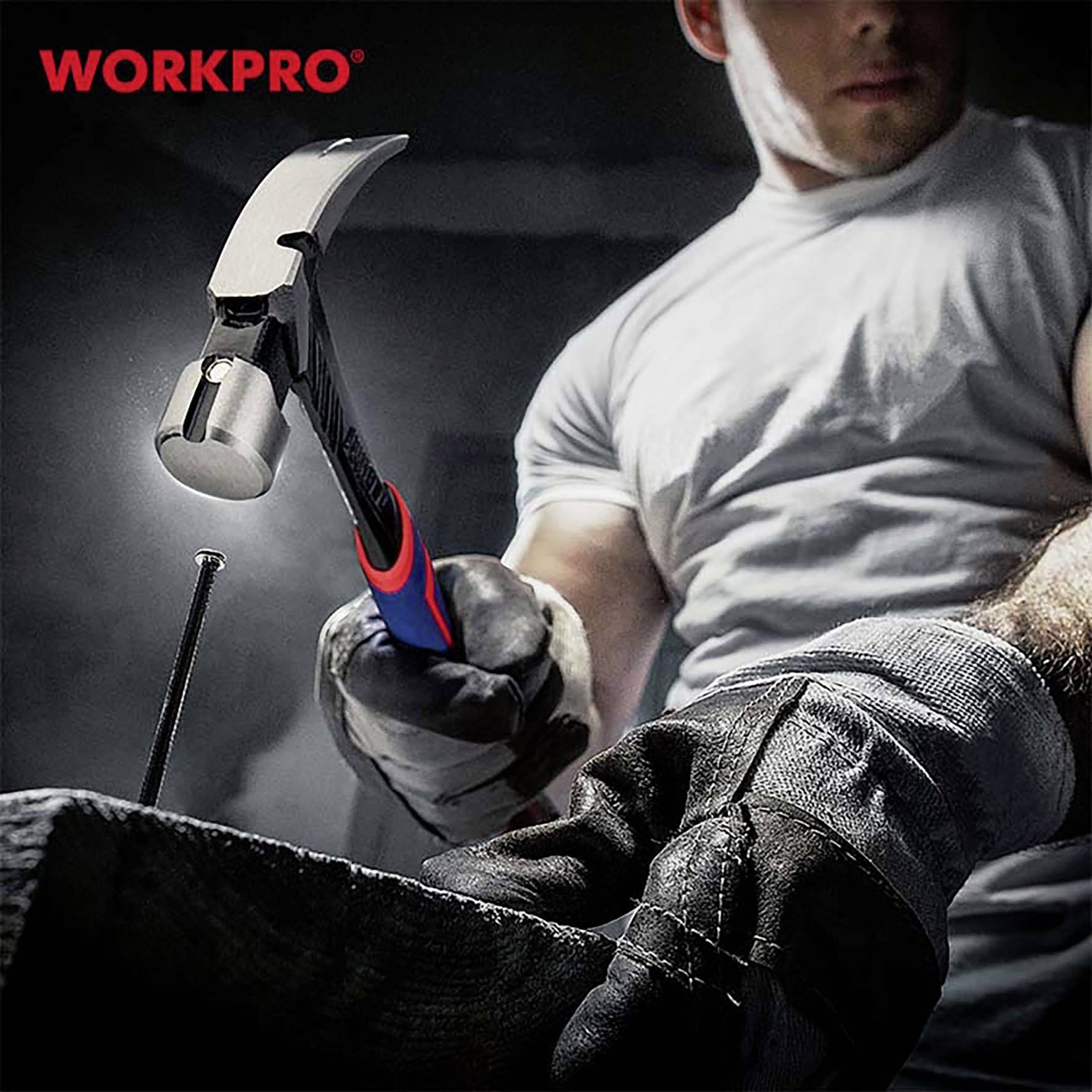 Ein Mann schlägt einen Nagel in ein Stück Holz mit einem Hammer. Seine Hand ist mit einem Arbeitshandschuh geschützt. Oben links steht 'WORKPRO'.