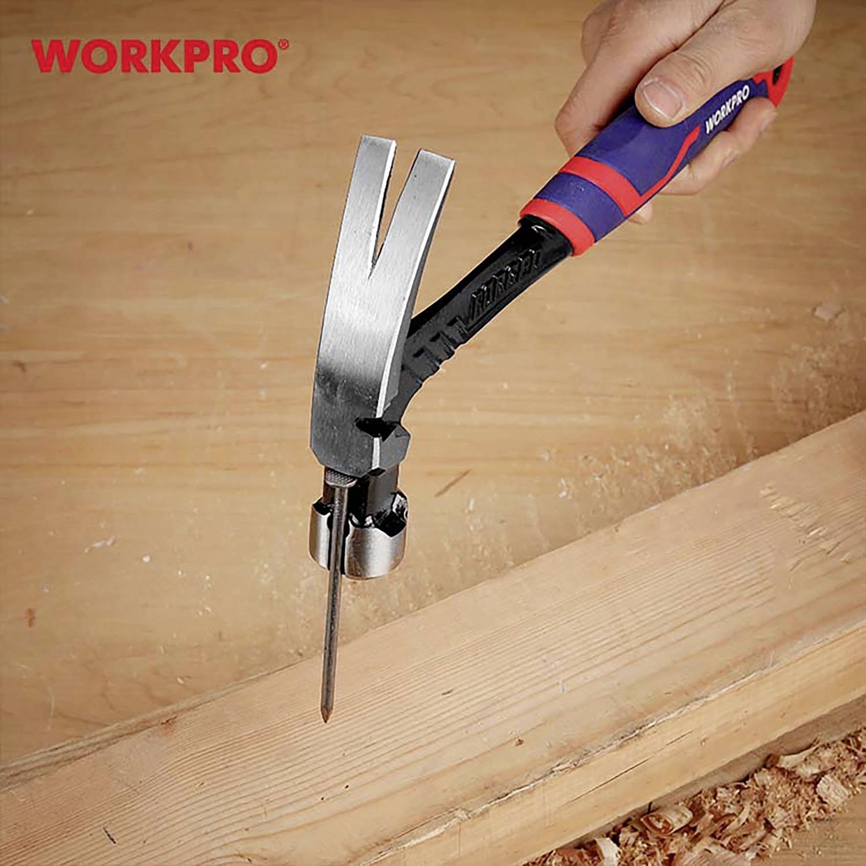Ein Hammer wird verwendet, um einen Nagel in ein Holzbrett zu ziehen. Die Marke 'WORKPRO' ist auf dem Griff zu sehen.