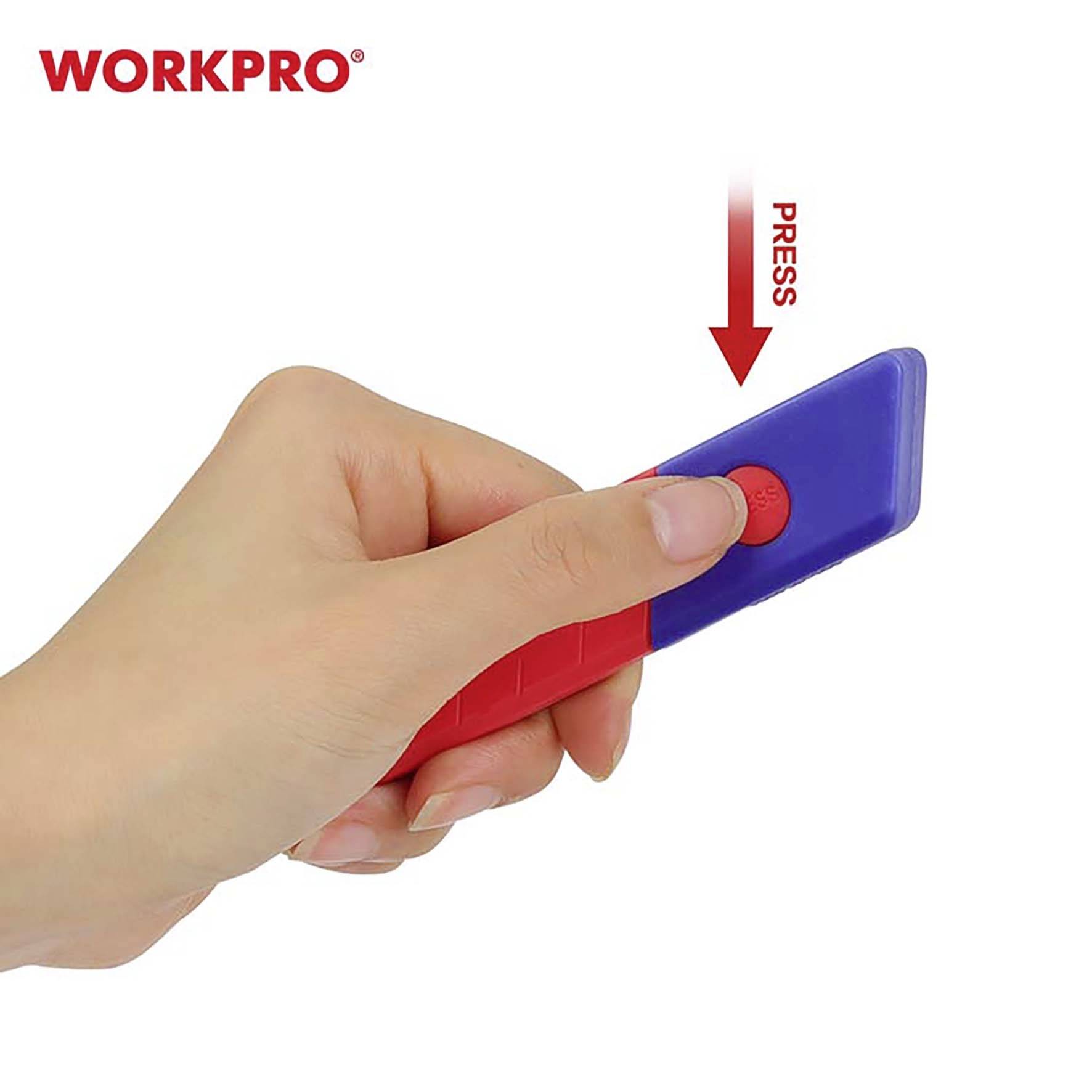 Hand drückt auf roten Knopf eines blauen Messers, Pfeil zeigt nach unten mit dem Text 'PRESS', Marke 'WORKPRO' oben links.