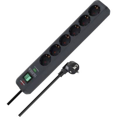 Schwarze Sechsfach-Steckdosenleiste mit grünem Ein-/Ausschalter und angeschlossenem europäischem Stecker auf weißem Hintergrund.