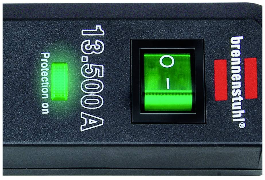 Schwarz-rotes Gerät mit grünem Kippschalter und Schriftzug '13.500 A', zeigt Betriebsanzeige 'Protection on' leuchtend.