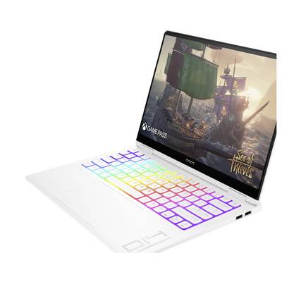 Ein weißer Laptop mit regenbogenfarben beleuchteter Tastatur zeigt ein Videospiel mit Schiffen auf dem Bildschirm.