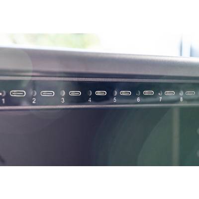 Eine Reihe von nummerierten USB-C-Anschlüssen (1 bis 8) auf der Rückseite eines Geräts, zum Anschluss mehrerer Geräte geeignet.