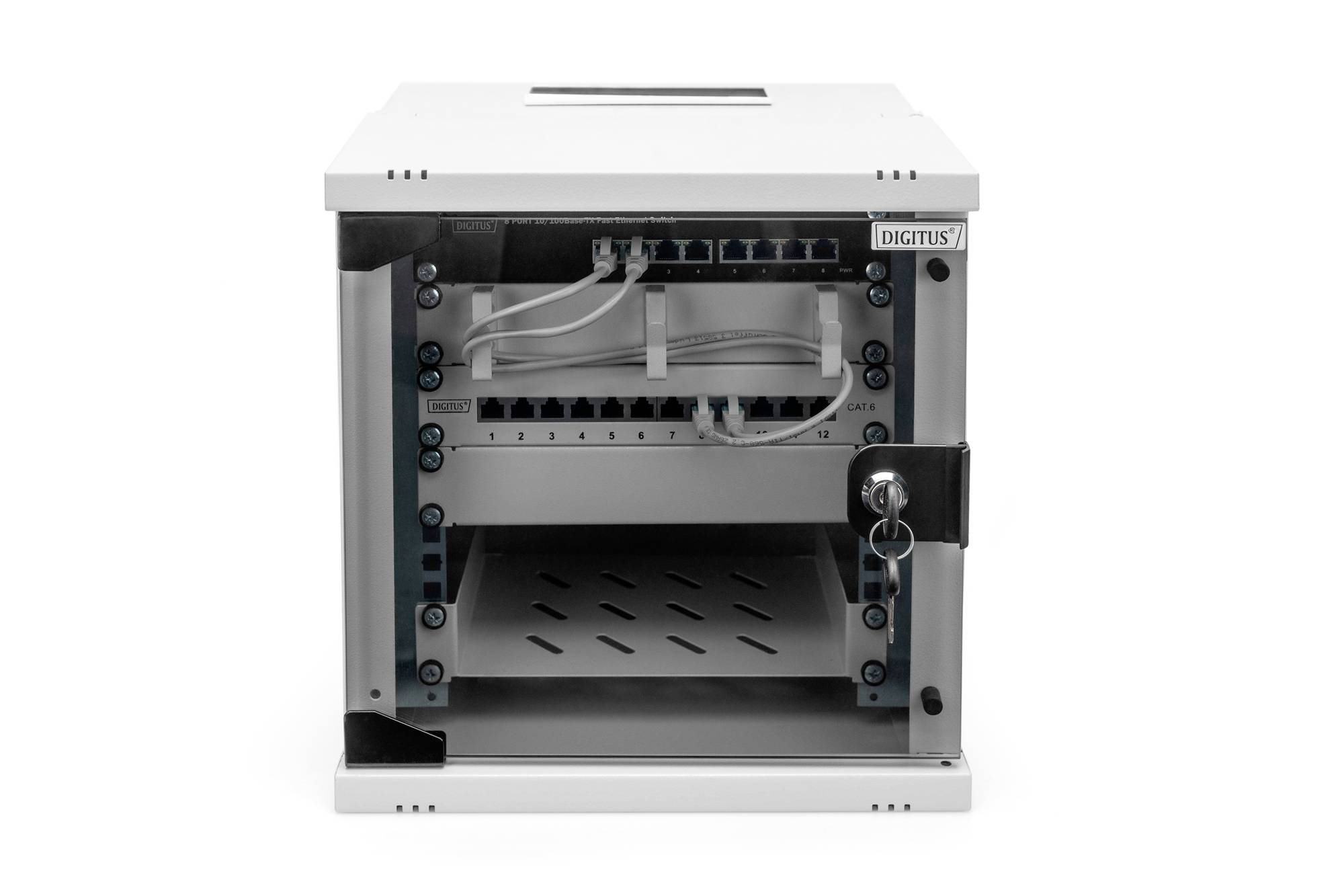Netzwerkschrank mit Patchpanel und Verkabelung. Tür leicht geöffnet, Schloss sichtbar. Geeignet für kleine bis mittlere Netzwerkinstallationen.