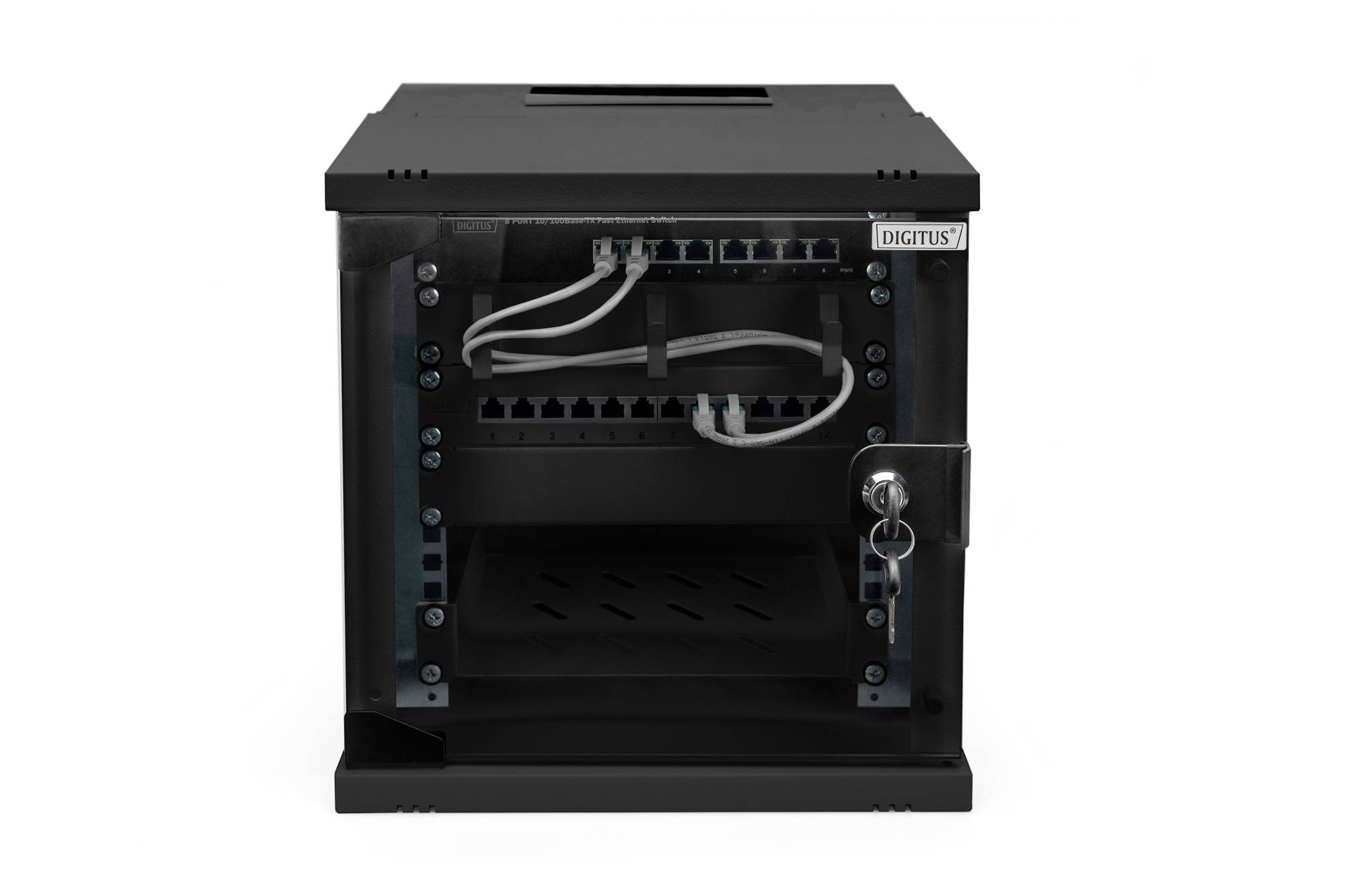Ein schwarzer Netzwerkschrank mit Glastür zeigt zwei Patchpanels mit Netzwerkkabeln. Eine silberne Schlüssel steckt im Schloss der Tür.
