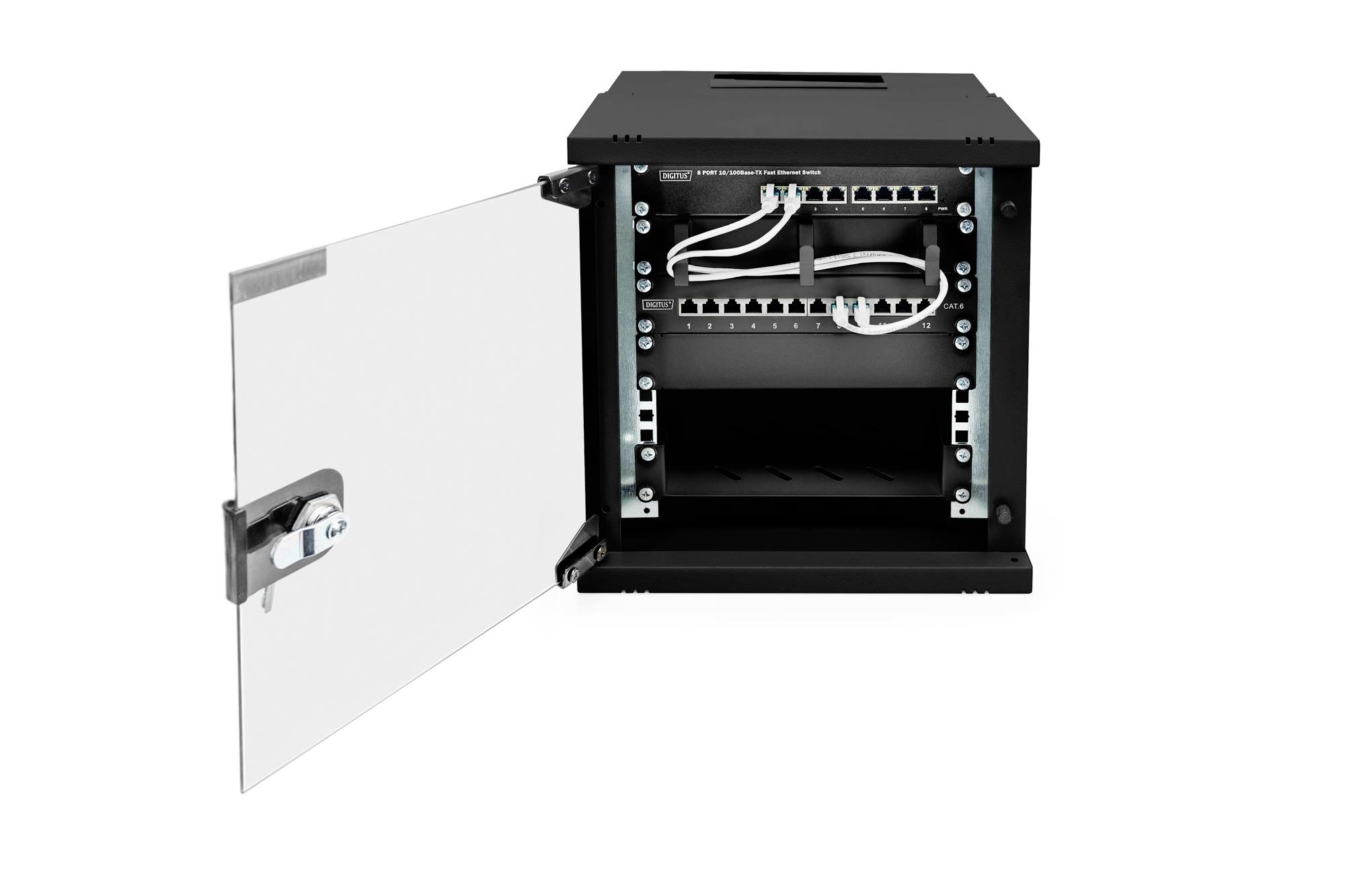 'Offener Netzwerk-Schaltschrank mit Kabeln und Ports. Verkabelung für IT-Komponenten sichtbar, Tür zur Seite geöffnet.'