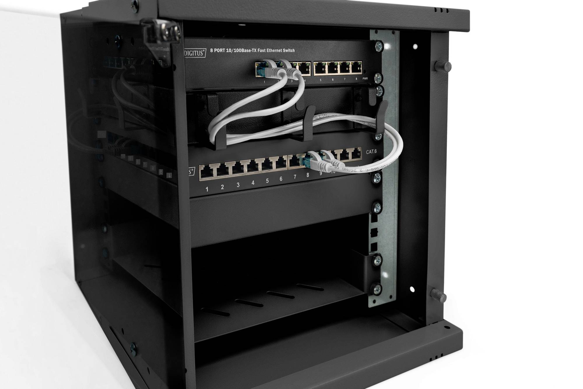 Ein schwarzer Server-Rack mit mehreren angeschlossenen Netzwerkkabeln an Switches, ohne sichtbare Geräte darüber oder darunter.