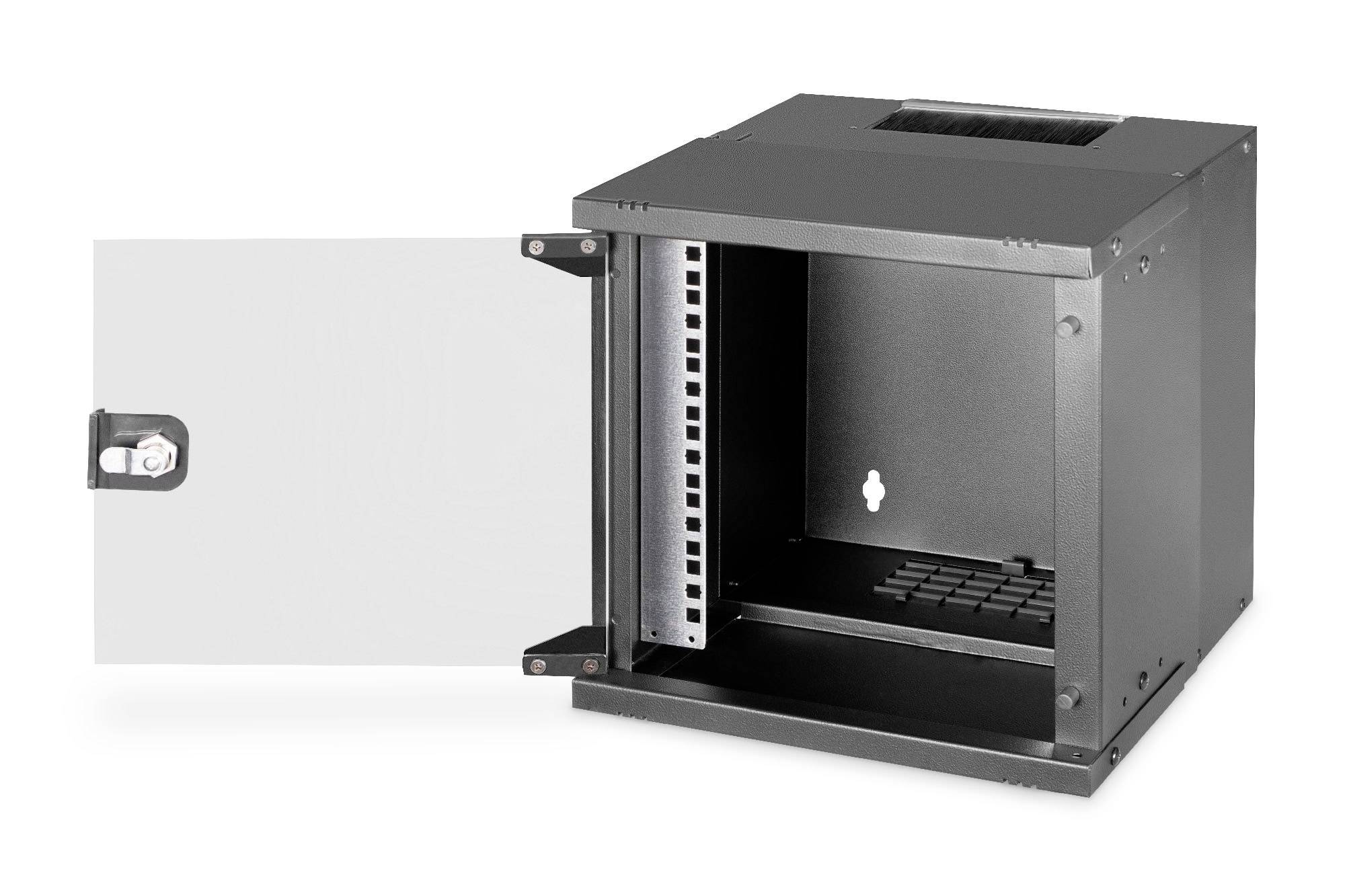 Ein offener, leerer schwarzer Netzwerkschrank mit geöffneter Tür, zur Aufbewahrung von IT-Komponenten geeignet.