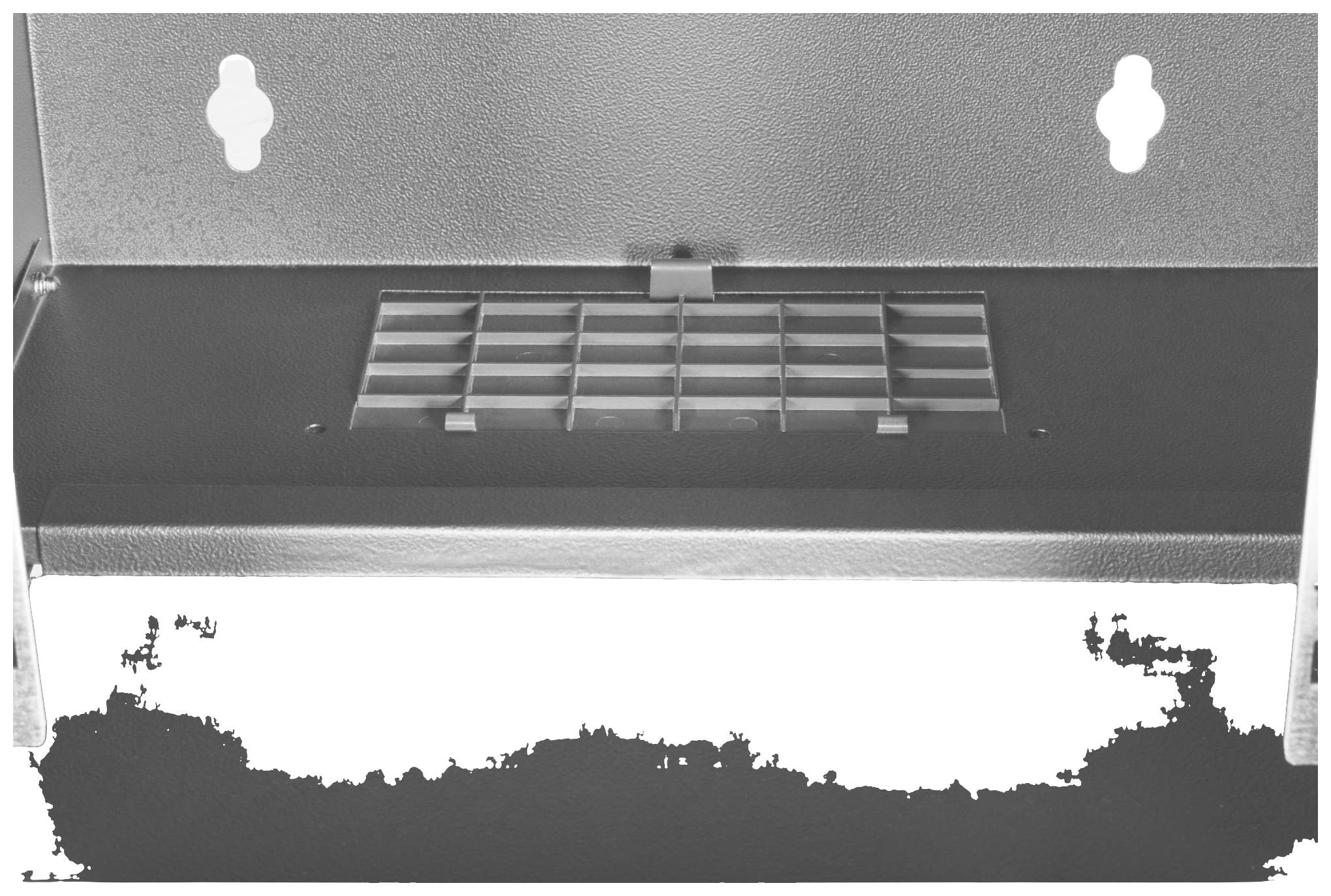 Das Bild zeigt eine Lüftungsgitterabdeckung aus Metall mit zwei Befestigungslöchern und einem Gitter in der Mitte.