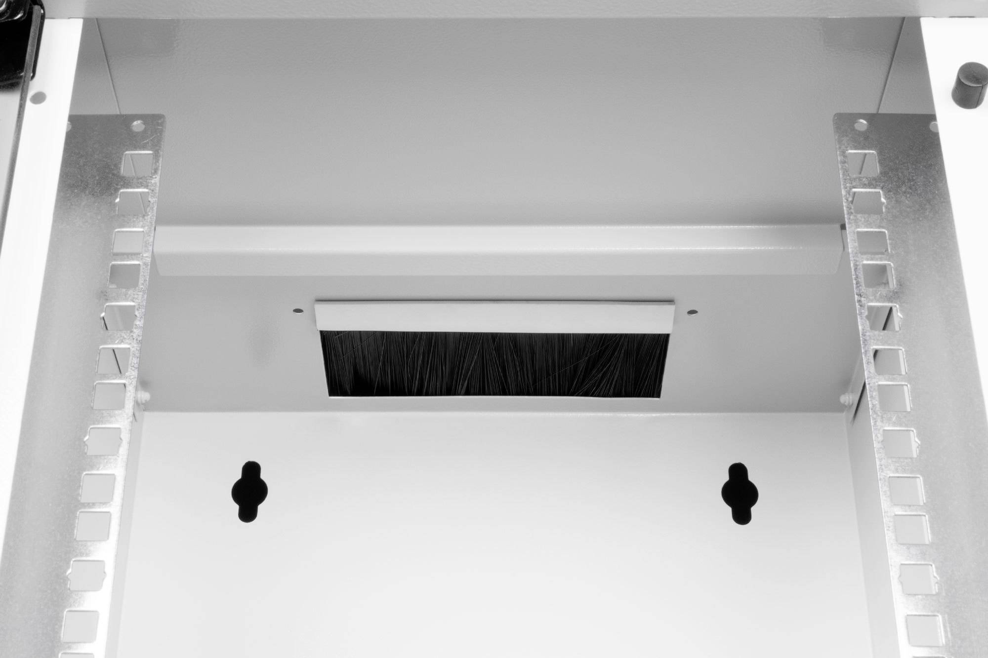 Ein leerer Schrank zeigt zwei Montagehalterungen und eine Öffnung mit Bürstendichtung an der Oberseite, geeignet für Kabelmanagement.