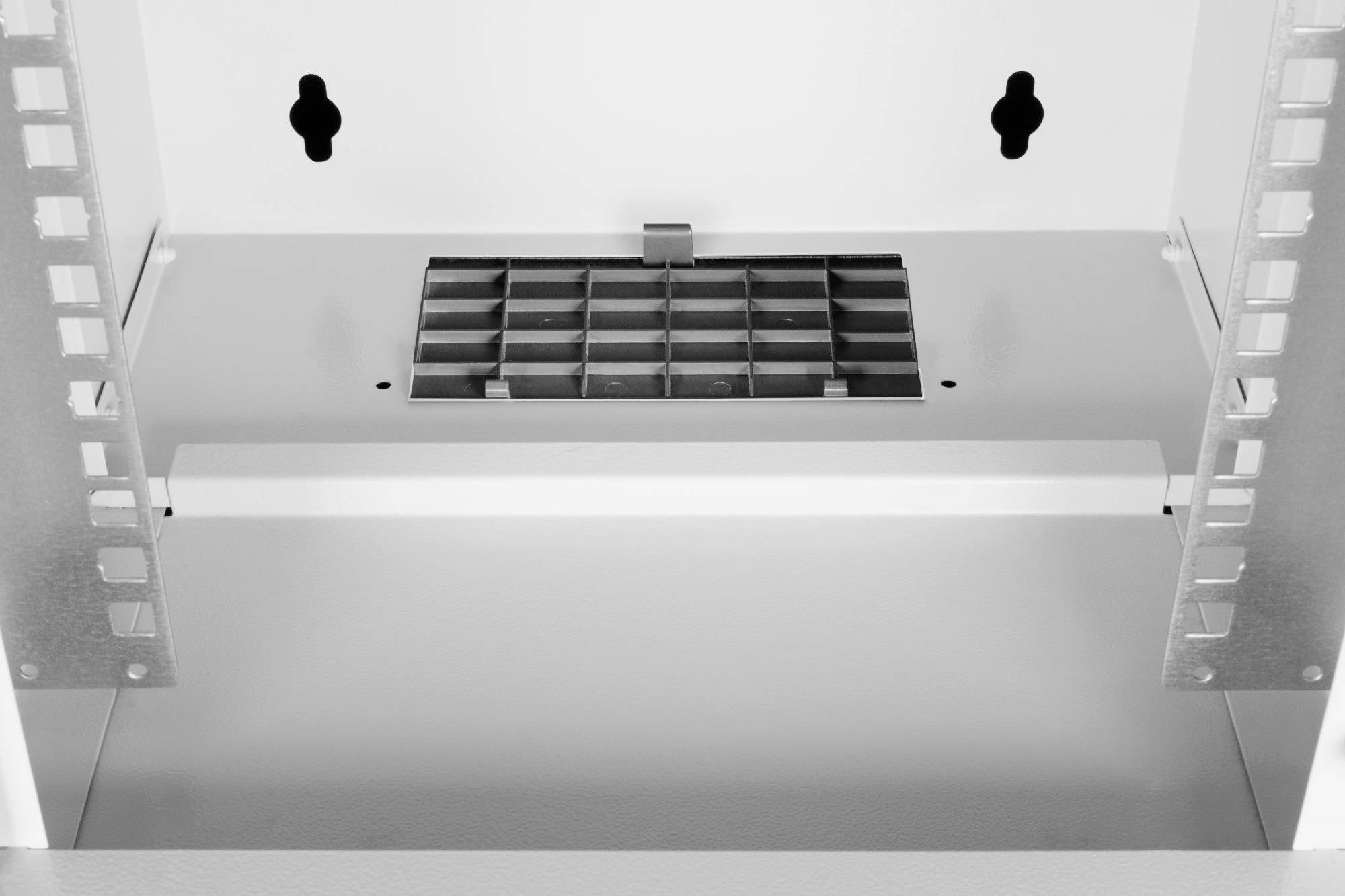Ein offener, leerer Schrank mit sichtbarer Metallverstrebung und Lüftungsgitter, wahrscheinlich für technische Geräte vorgesehen.