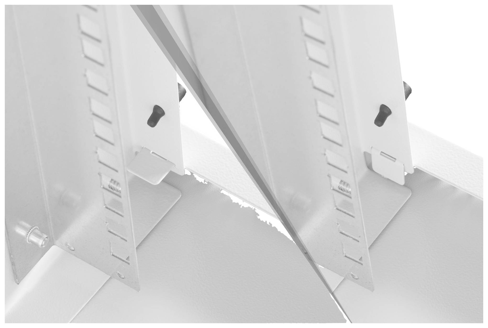 Ein weißes, geprägtes Papier, das durch präzise Spalten in gleichmäßige Abschnitte geteilt ist, möglicherweise für Büroanwendungen.