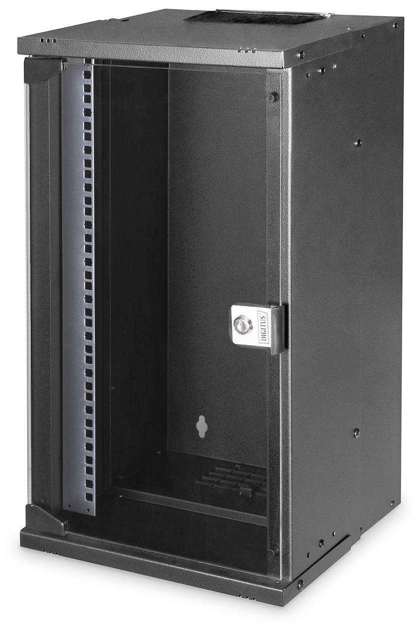 Ein offener, schwarzer Serverschrank mit einer Glastür, die rechts durch ein Schloss gesichert ist. Der Schrank ist leer und bereit zur Nutzung.