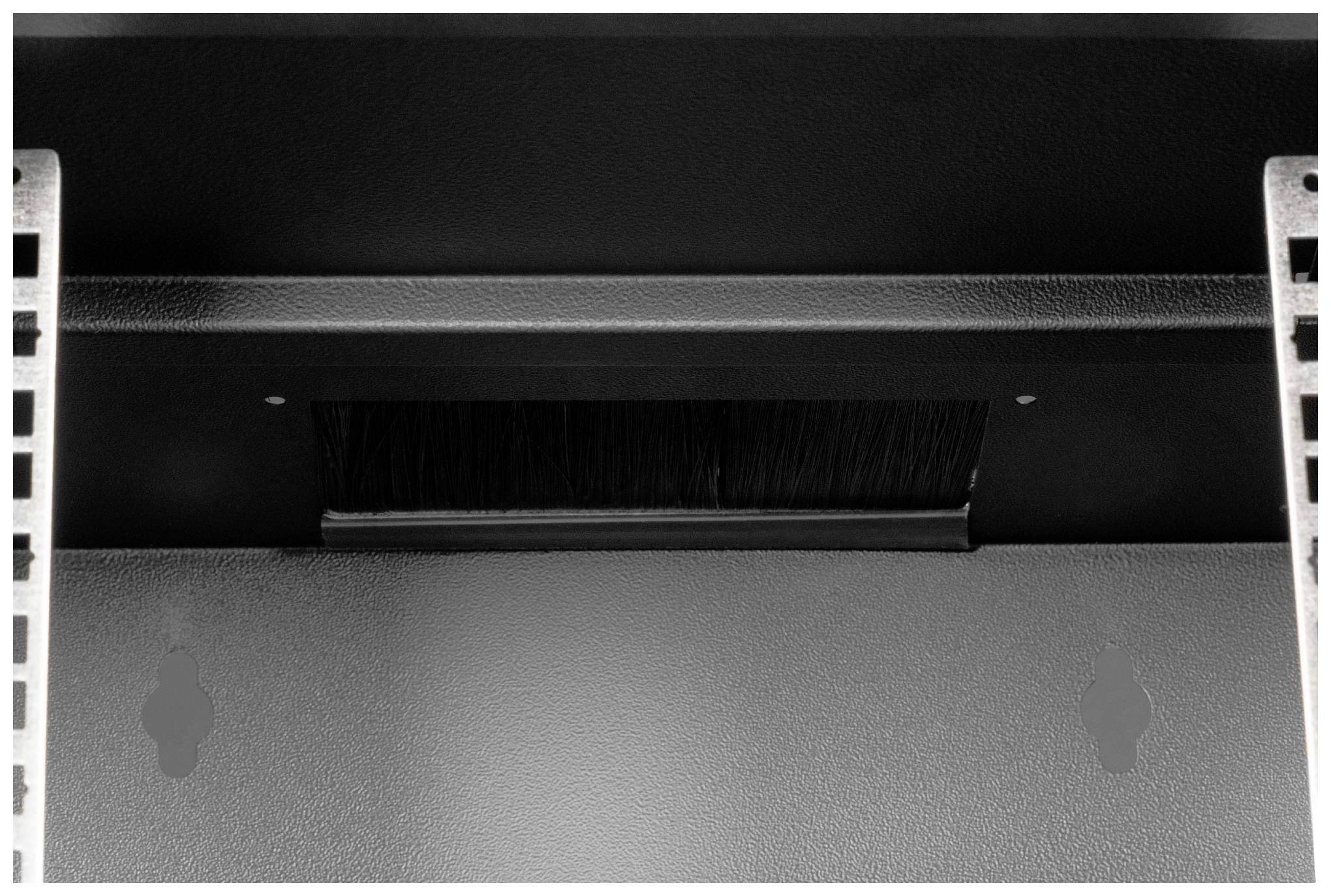 Metallisches Netzwerkgehäuse mit Bürstenausschnitt zur Kabelführung in der Mitte, umgeben von vertikalen Schienen.