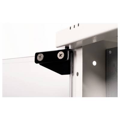 Ein schwarzes Metallwinkelelement mit zwei sichtbaren Schrauben befestigt eine weiße Metallplatte an einem Rahmen.