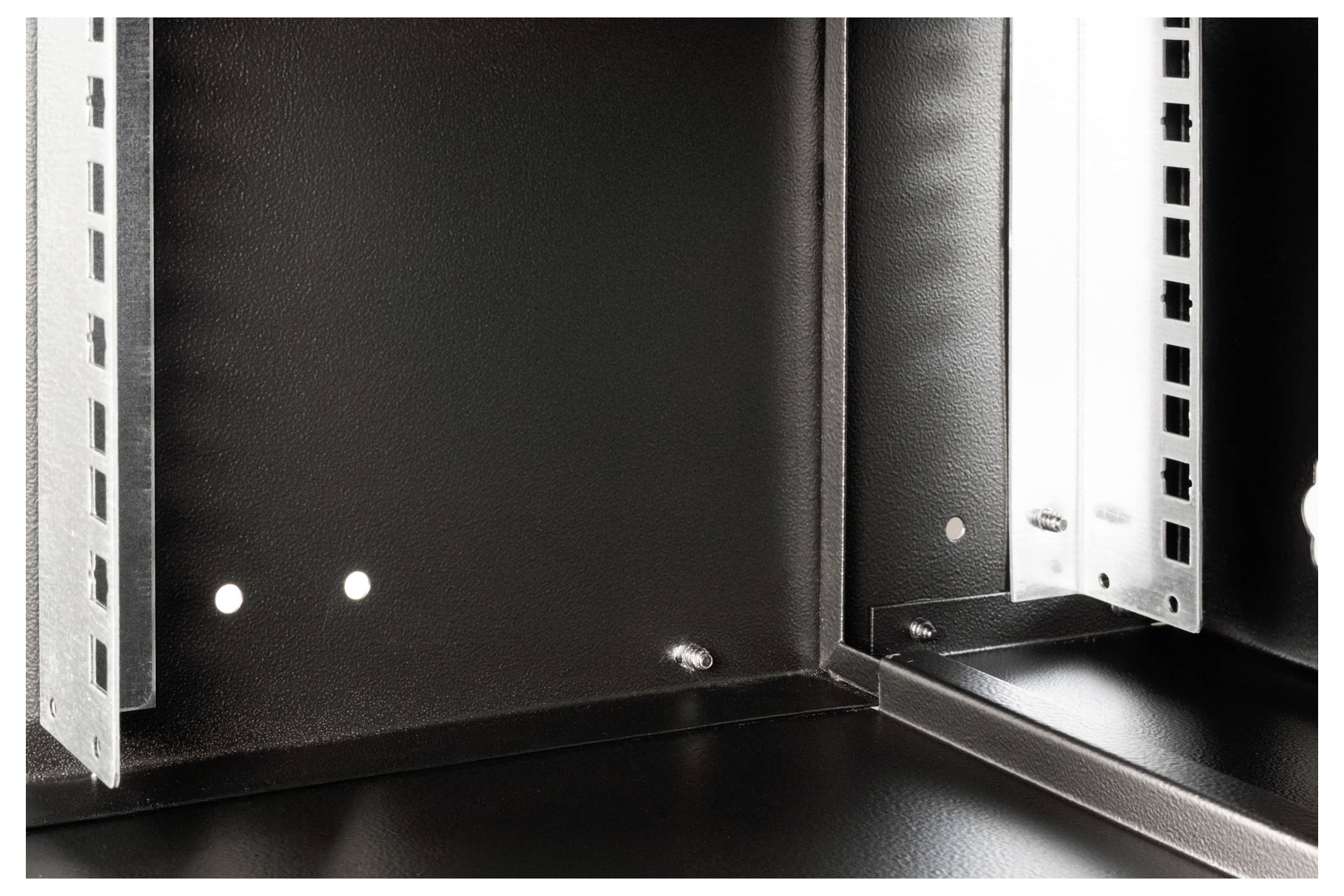 Innenseite eines leeren schwarzen Server-Racks mit sichtbaren Metallhalterungen und Schraublöchern an den Seiten.