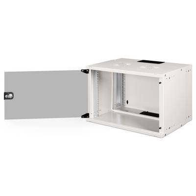 Ein offener Server-Schrank mit vier Montageschienen, seitlichem Schloss und Lüftungslöchern oben, bereit für technische Geräte.