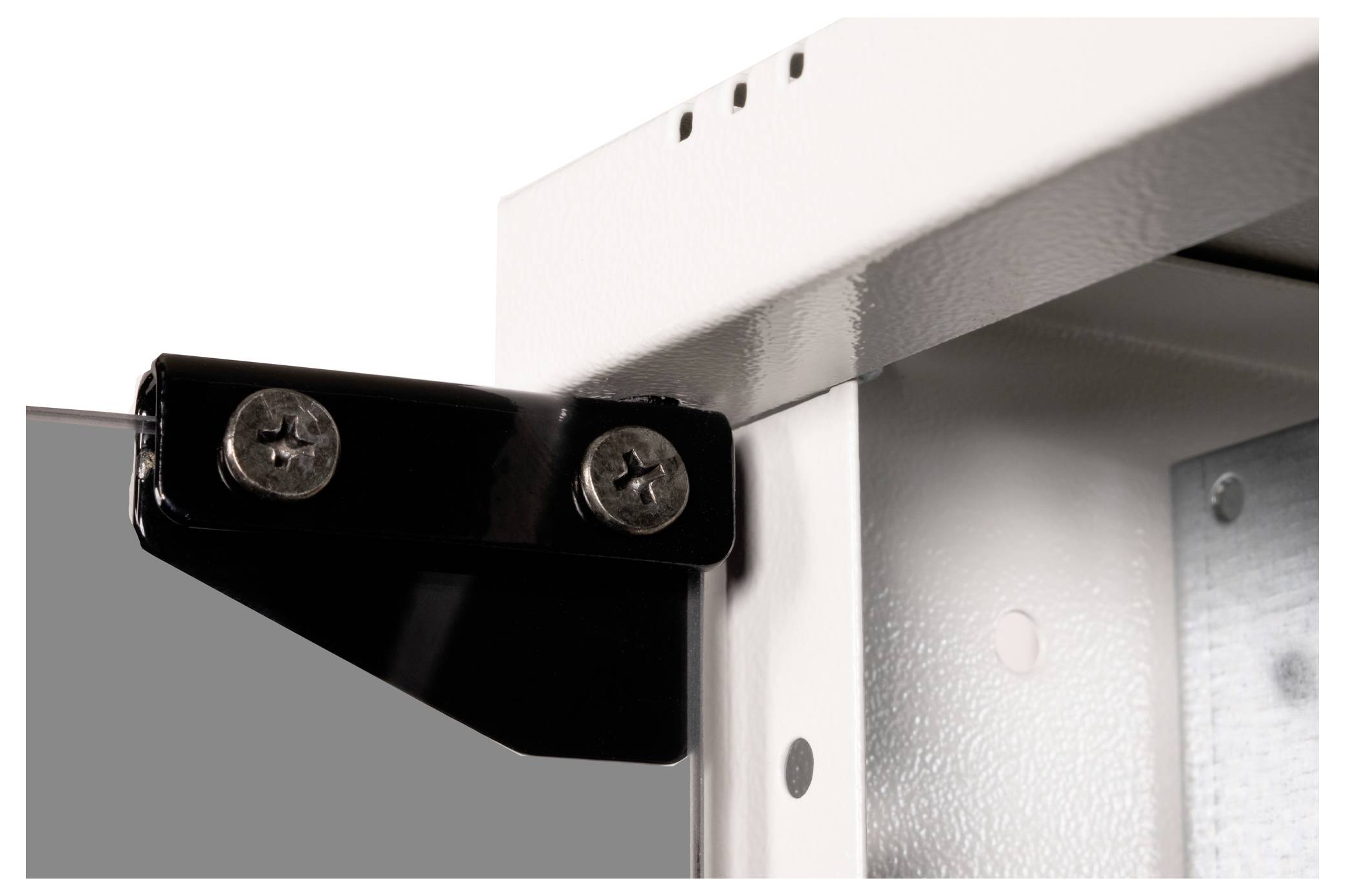 Weiße Metallstruktur mit einem schwarzen Scharnier aus zwei Schrauben an einer Kante befestigt, die Stabilität bietet.