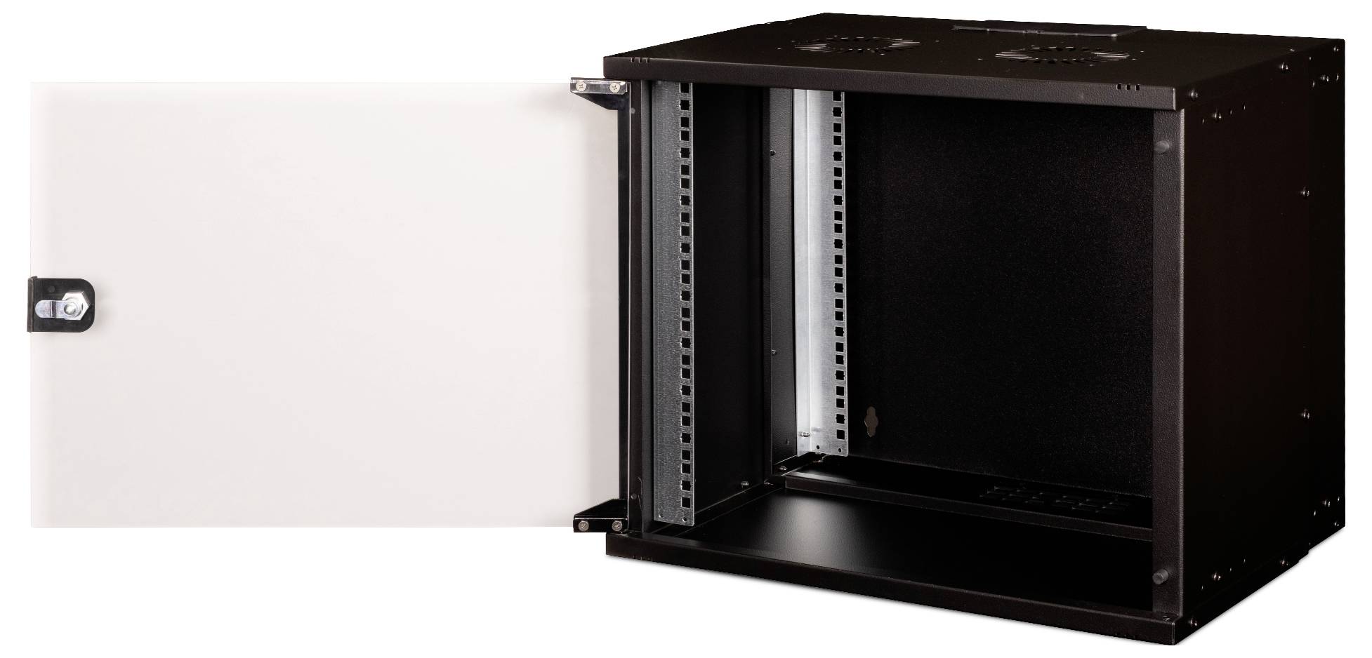 Offener schwarzer Netzwerkschrank mit halb geöffneter weißer Tür, zeigt leeren Innenraum mit montierten Schienen für Geräteinstallation.