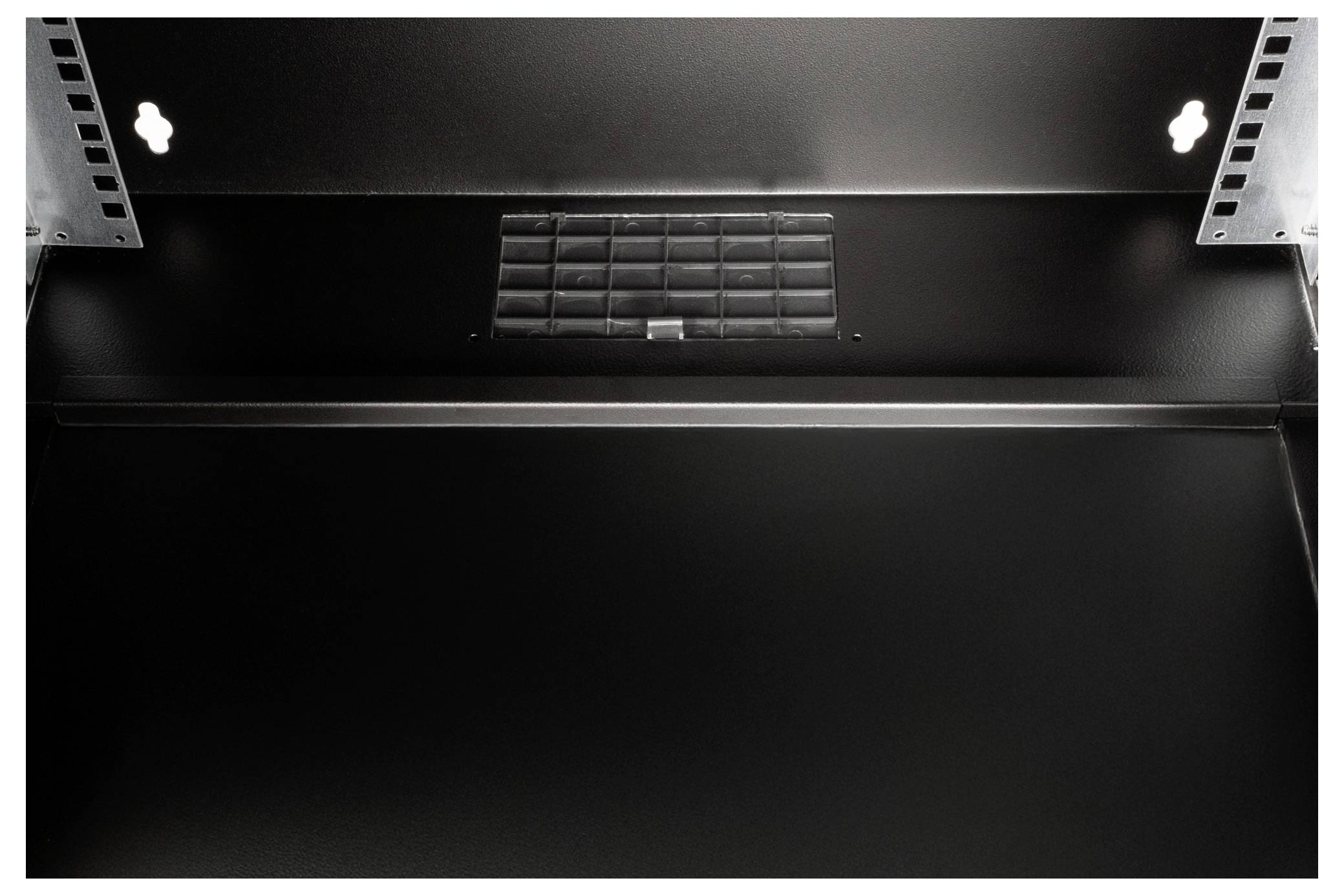 Schwarzes Rechteck mit gestanzten Löchern an den Seiten und einem rechteckigen Gitter oben.