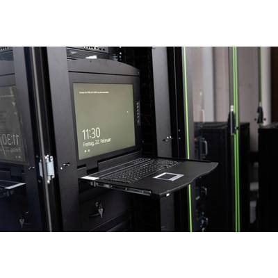 Computer in einem Serverschrank mit herausgezogenem Keyboard und Bildschirm, der das Datum 'Freitag, 22 Februar' und die Uhrzeit '11:30' anzeigt.