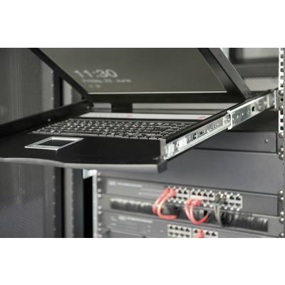Laptop in einem Server-Rack mit einer angezeigten Uhrzeit von 11:30. Darunter befinden sich Netzwerkgeräte mit roten Kabelverbindungen.