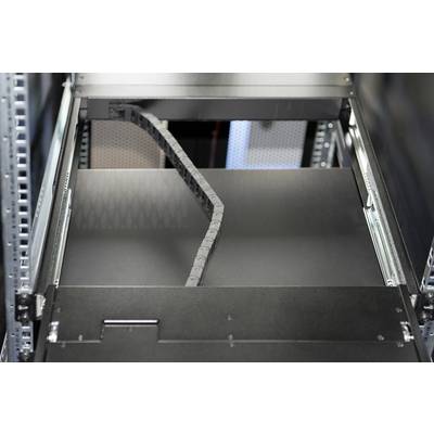 Metallischer Schrank mit schwarzer Ladefläche und Kabelkanal in einem Serverraum.