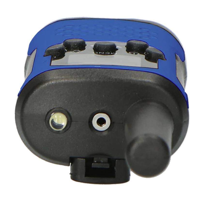 Ein blaues, rechteckiges Walkie-Talkie mit einer Antenne und zwei Knöpfen auf der Vorderseite. Es dient zur drahtlosen Kommunikation.