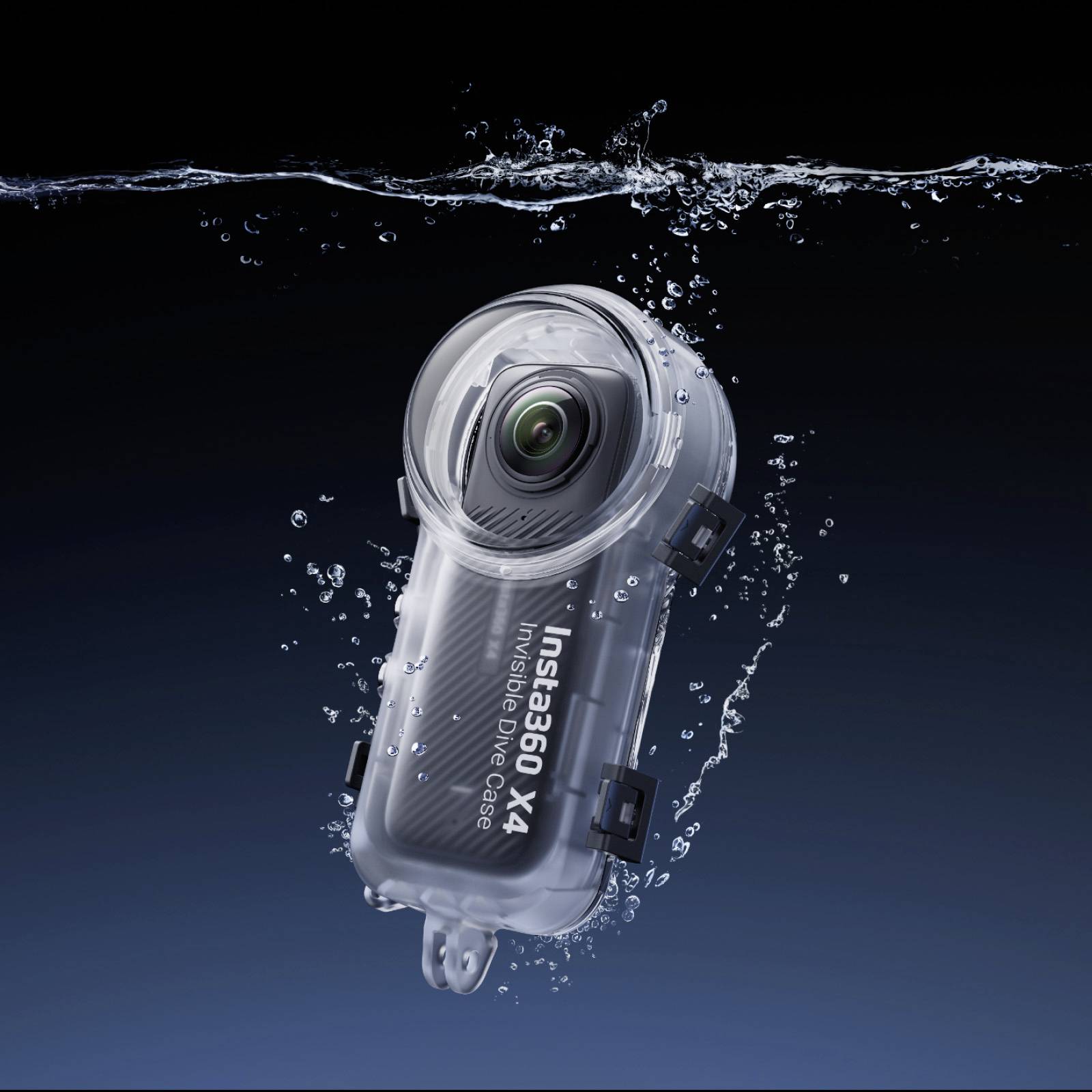 Wasserdichtes Gehäuse mit Kamera, das in Wasser eintaucht, erzeugt Spritzwasser und Blasen, geeignet für Unterwasseraufnahmen.