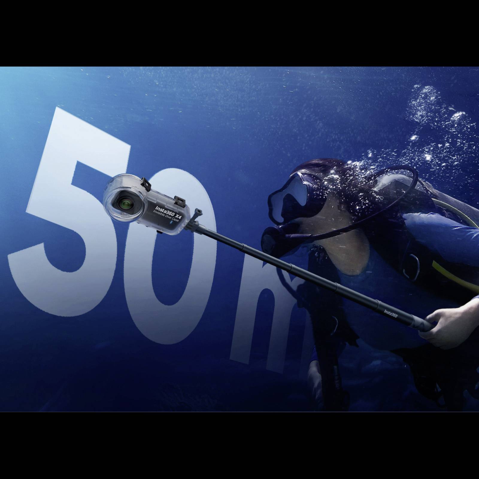 Ein Taucher schwimmt unter Wasser und hält eine Kamera, die auf einem langen Stab montiert ist. Neben ihnen steht '50 m' in großen Buchstaben.