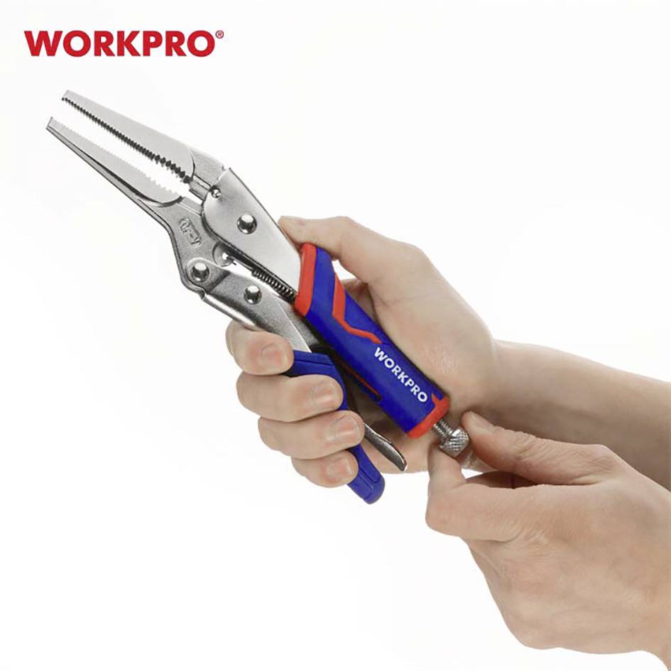 Eine Person hält eine Zange mit blau-rotem Griff, auf dem 'WORKPRO' steht. Die Zange ist geöffnet und zeigt Metallbacken.