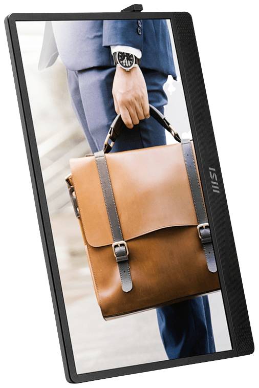 Person in blauem Anzug hält eine braune Ledertasche. Fokus auf die Tasche, eleganter Stil. Hintergrund unscharf, urbane Umgebung.