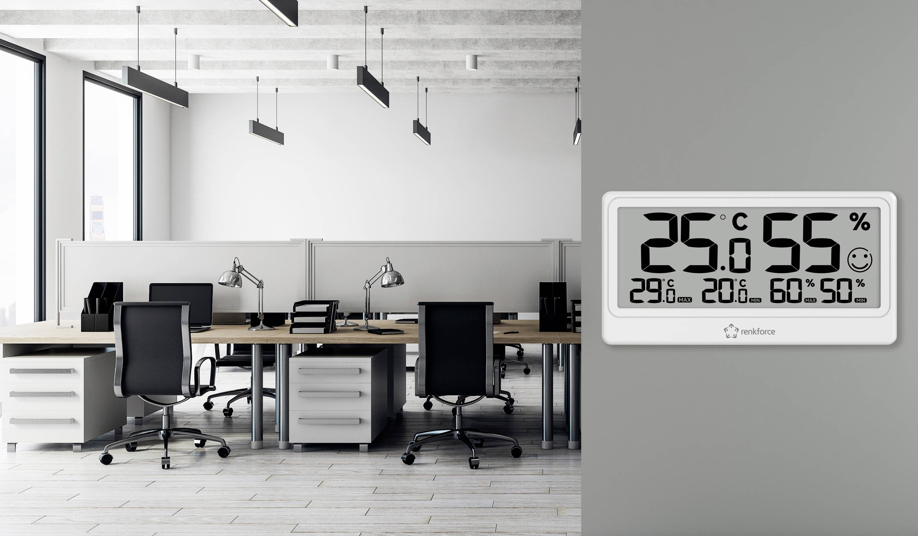 Büro mit leeren Schreibtischen und Stühlen; ein Wandthermometer zeigt 25°C und 55% Luftfeuchtigkeit an, mit weiteren Klimadaten.