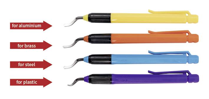 Vier Entgratungswerkzeuge in Gelb, Orange, Blau und Lila, jeweils mit Hinweisen auf ihre Materialverwendung: Aluminium, Messing, Stahl, Kunststoff.