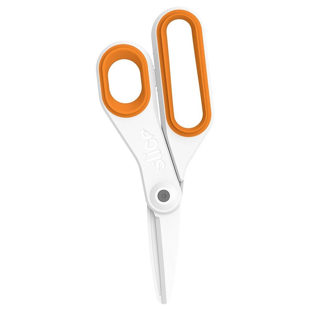 Eine weiße Schere mit orangen Griffen, geöffnet und aufrecht stehend. Sie hat abgerundete Spitzen für sicheres Schneiden.