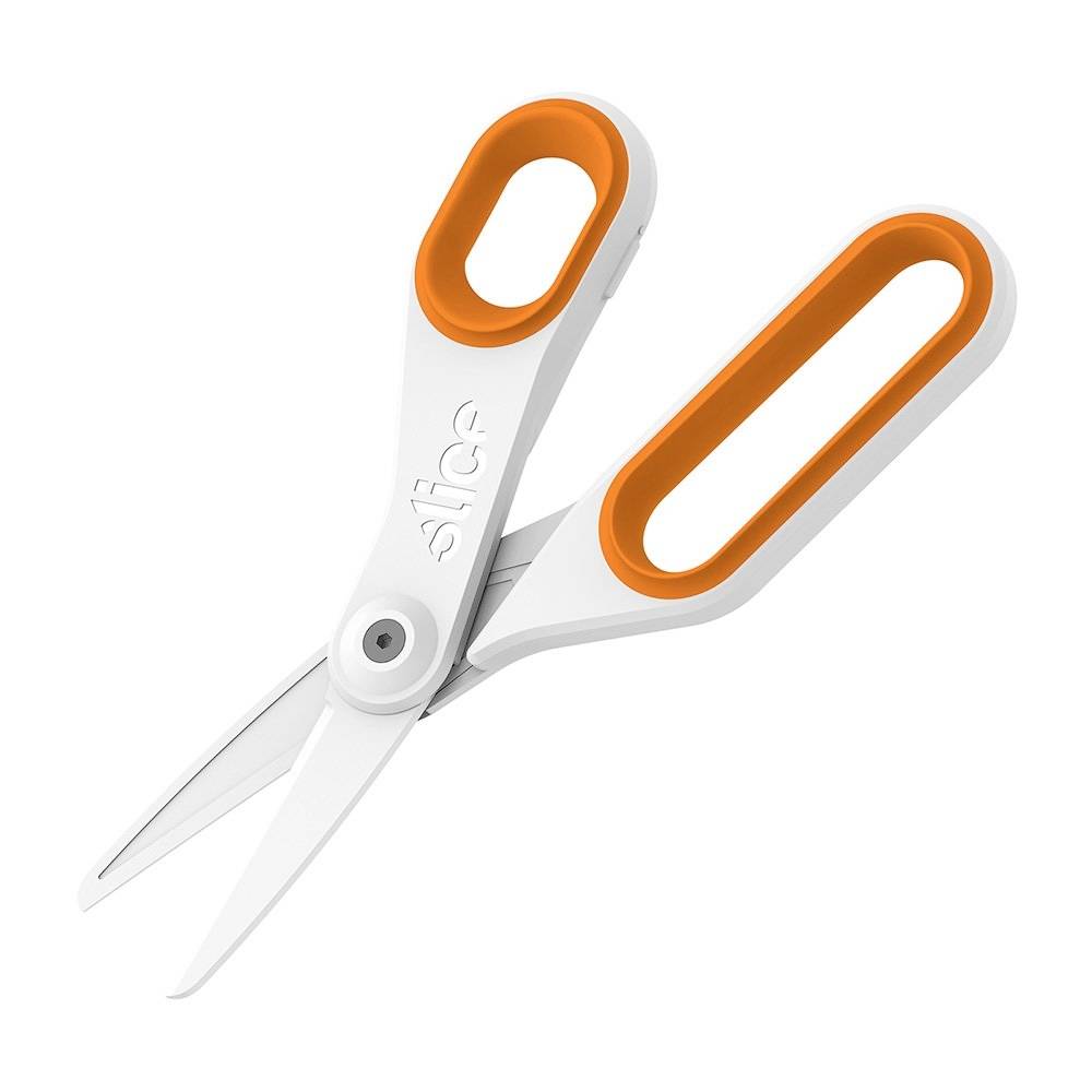 Eine weiße Schere mit orangefarbenem Griff liegt auf weißem Hintergrund. Die Klingen sind leicht geöffnet, das Design wirkt ergonomisch.