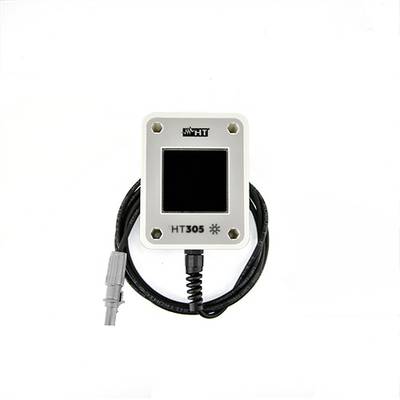 Ein quadratisches Gerät mit der Aufschrift 'HT305' und einem schwarzen Bildschirm, umgeben von einem Kabel.
