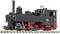 Eine schwarze Dampflokomotive im Modellmaßstab mit roten Akzenten steht auf Gleisen. Sie zeigt feine Details und historische Merkmale.