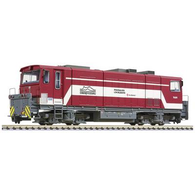 Ein Modellzug der 'Pinzgauer Lokalbahn' auf einem Gleis. Die Lokomotive ist rot und weiß mit der Aufschrift 'ÖBB Pinzgau'.