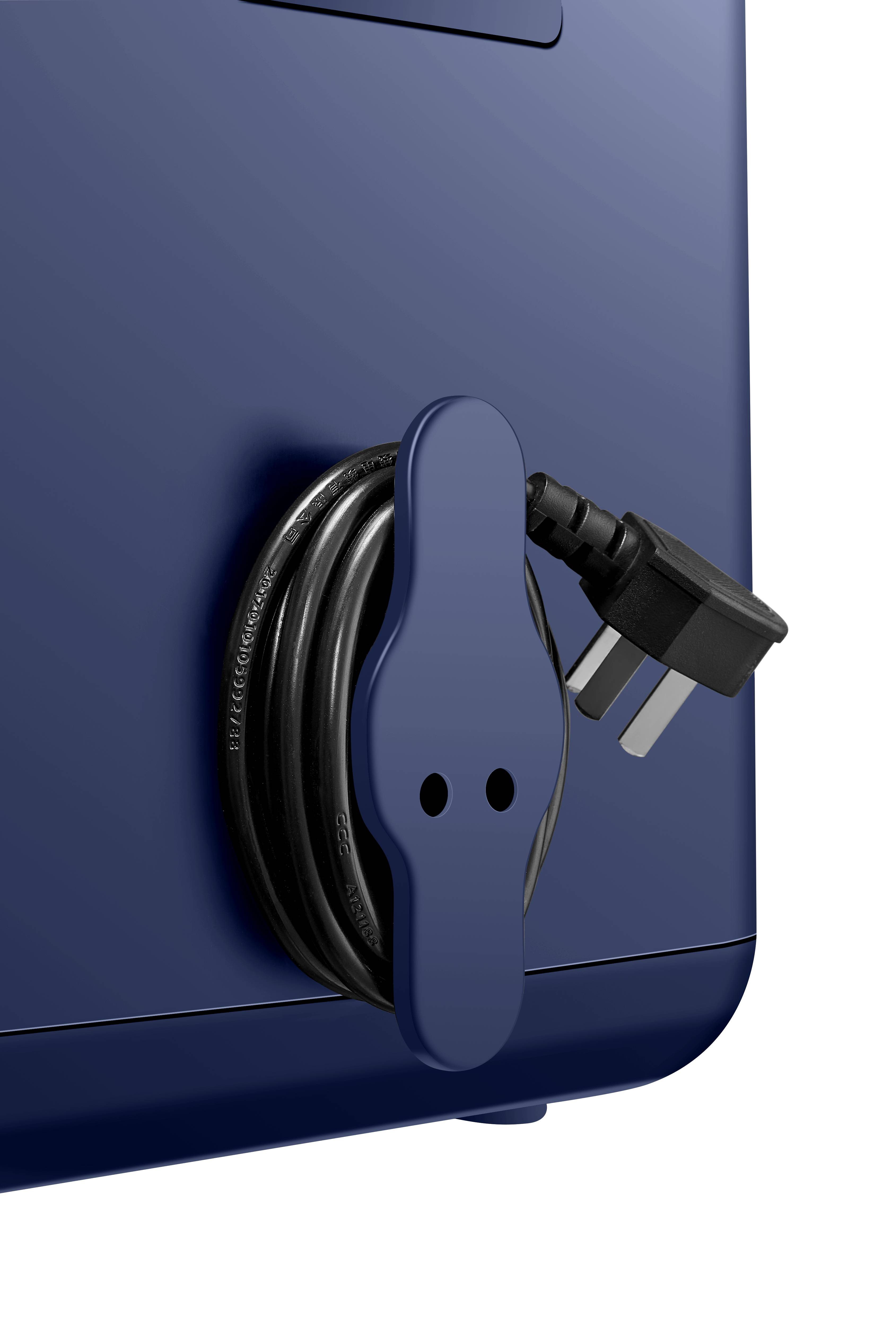 Ein elektrisches Kabel ist ordentlich an einem blauen Gerät aufgerollt, der Stecker ist sichtbar.