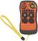 Ein orange-schwarzer Fernsteuerungssender mit Startknopf, Statusanzeigen und vier Richtungstasten. Befestigt ist eine gelbe Handschlaufe.