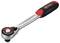 Ein silberfarbener Schraubenschlüssel mit rotem und schwarzem Griff. Der Kopf des Schlüssels ist rund mit einer Einstellvorrichtung.