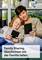 Eine Frau und ein Kind sitzen gemütlich auf dem Sofa und lesen auf Tablets. Text im Bild: 'Family Sharing. Geschichten mit der Familie teilen.'