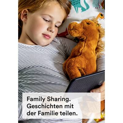 Ein Kind liegt mit einem Kuscheltier im Bett und liest von einem E-Reader. Text auf dem Bild: 'Family Sharing. Geschichten mit der Familie teilen.'