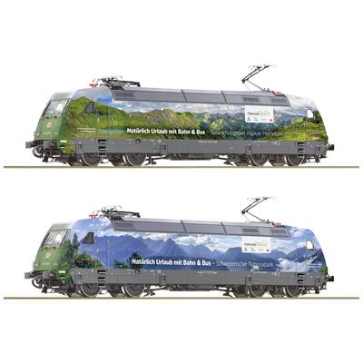 Zwei Züge mit Landschaftsabdeckungen, werben für nachhaltigen Urlaub mit Bahn und Bus im Allgäuer Hochalpen und Schweizerischen Nationalpark.