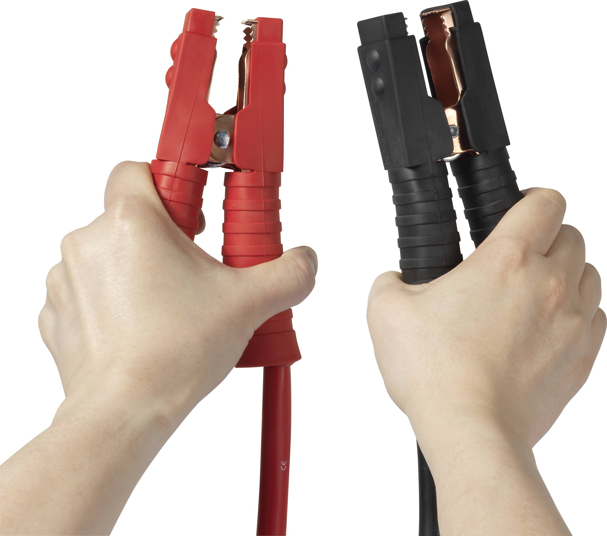 Zwei Hände halten Starthilfekabel, rot und schwarz. Die Kabel sind geöffnet und bereit, eine Verbindung herzustellen.