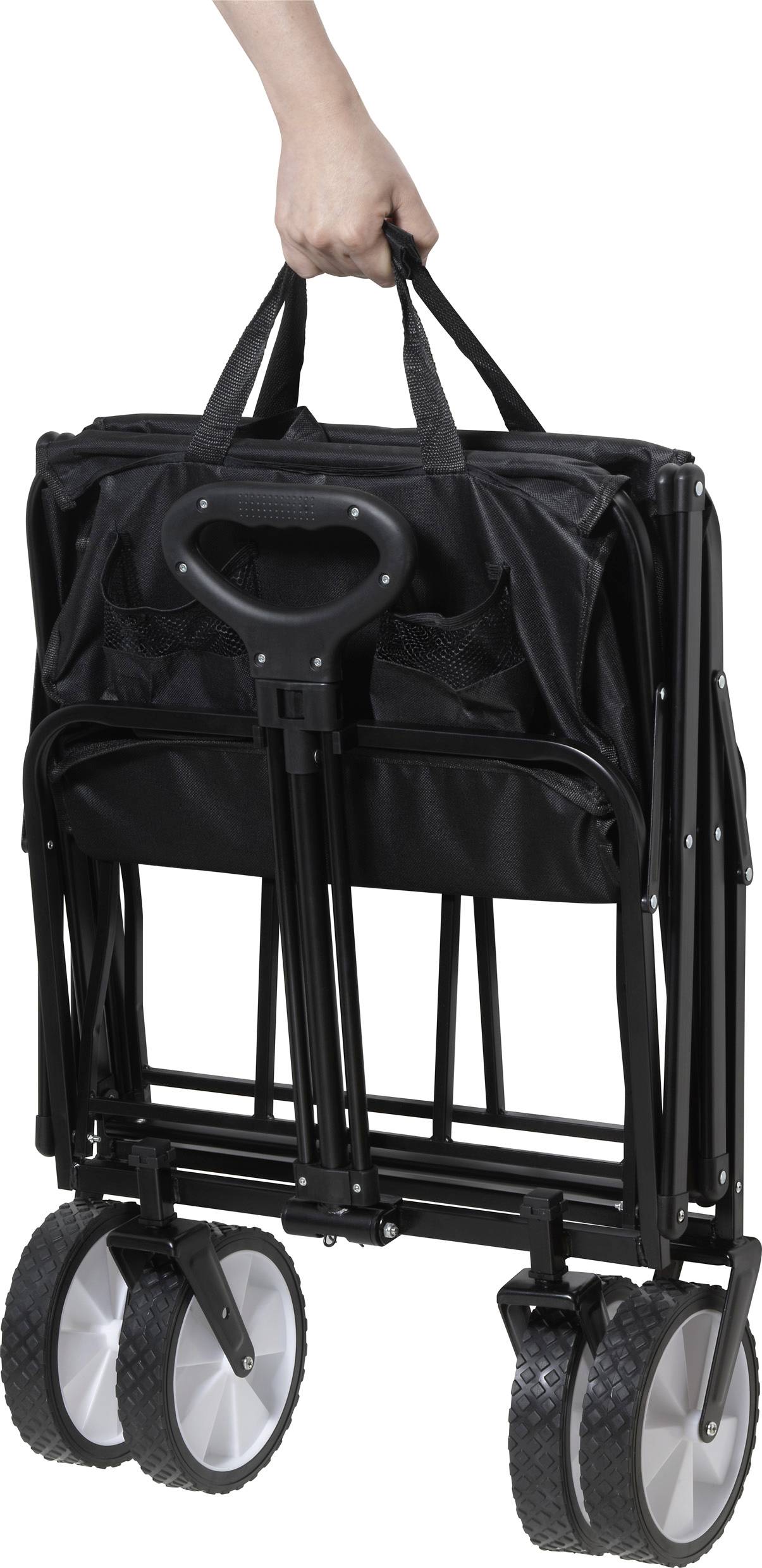 Eine Hand hält einen zusammengeklappten, schwarzen Handwagen mit großen Rädern. Der Wagen ist kompakt und tragbar.