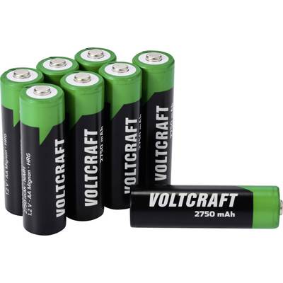 'Acht grüne und schwarze AA-Batterien von Voltcraft mit 2750 mAh Kapazität, eine Batterie liegt waagerecht.'