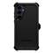 Schwarzes Handy mit dreifacher Kamera in einem robusten OtterBox-Gehäuse.