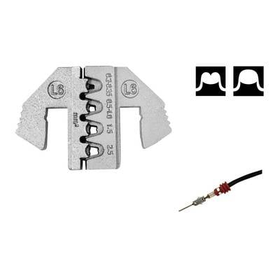 'Abisolierzange für Kabelendhülsen mit Crimpbereich 0,5-4,0 mm² und ein Kabel mit gestecktem Stiftanschluss, ebenso ein Schnittmuster.'